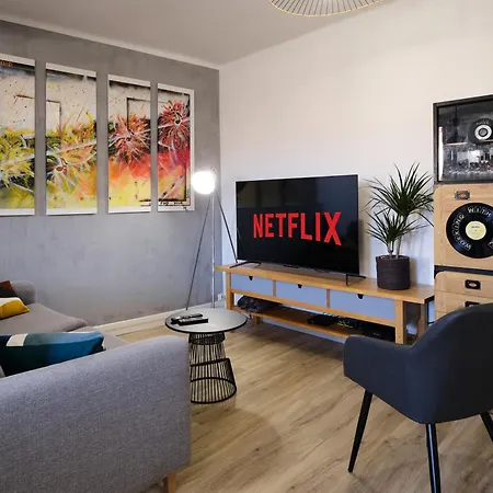 Magnifique*t4*centre Ville*wifi*billard*netflix* דירה *
